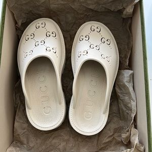 Women's platform perforated G sandal